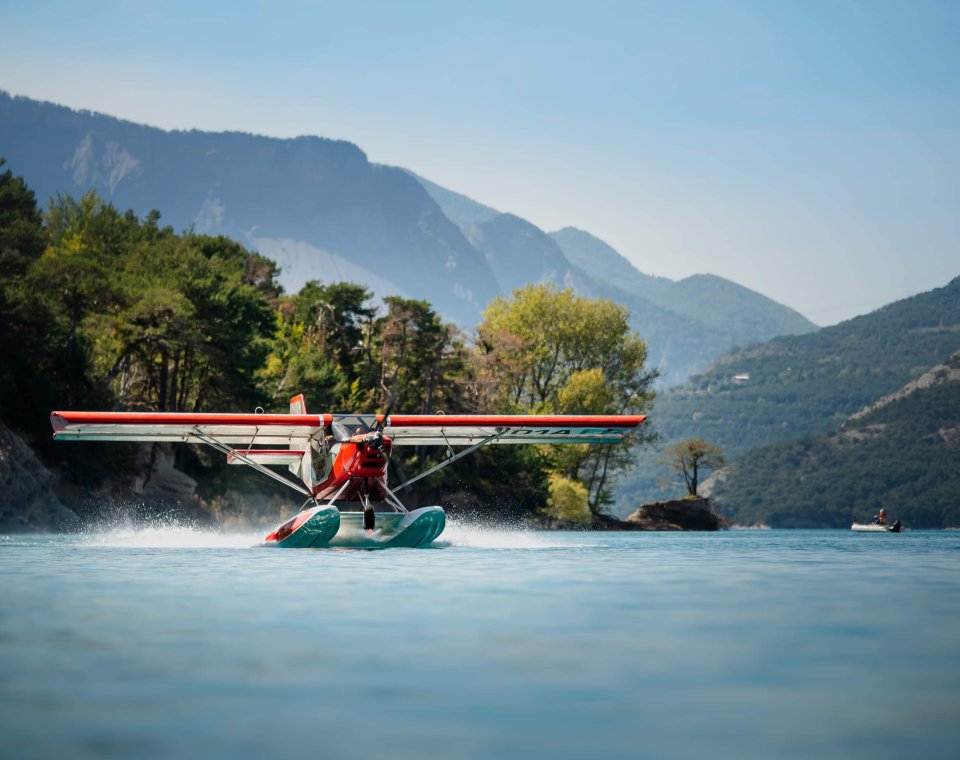 Vol hydravion sur le lac de Serre-Ponçon dans les Hautes-Alpes