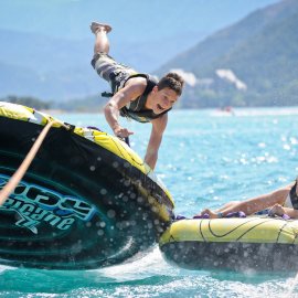 Bouée tractée, wakeboard, wakesurf sur le lac de Serre-Ponçon avec Alpes idées séjours